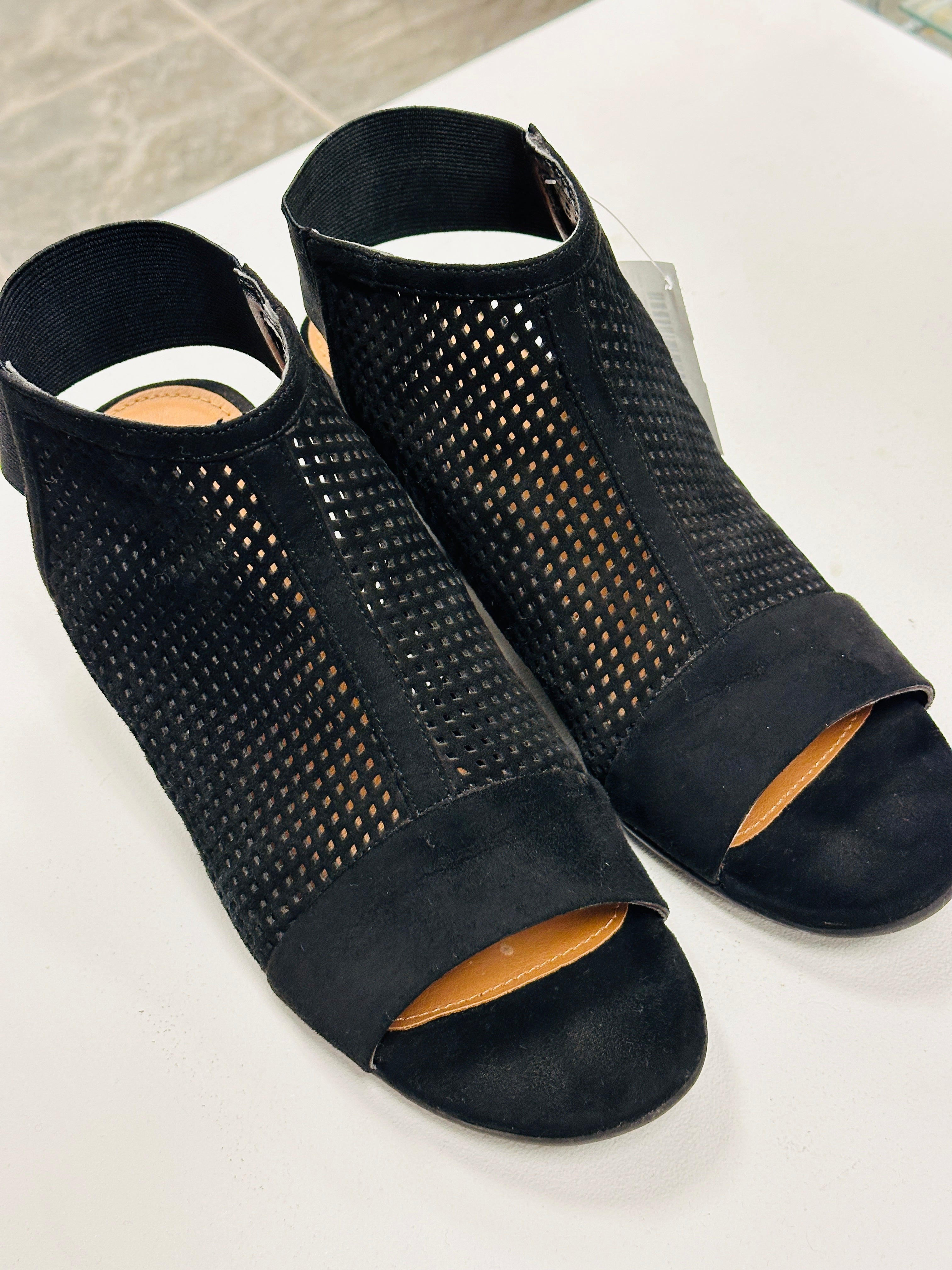 Euro Soft black leather cut out booties (8.5)